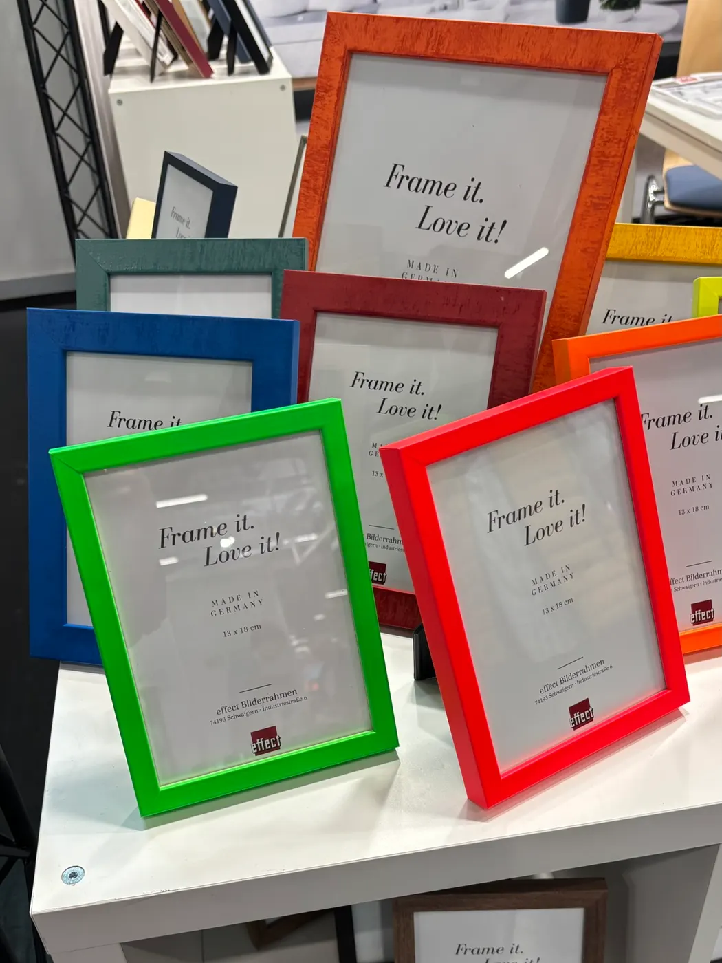Marcos de colores en verde, rojo, azul y naranja en nuestro stand
