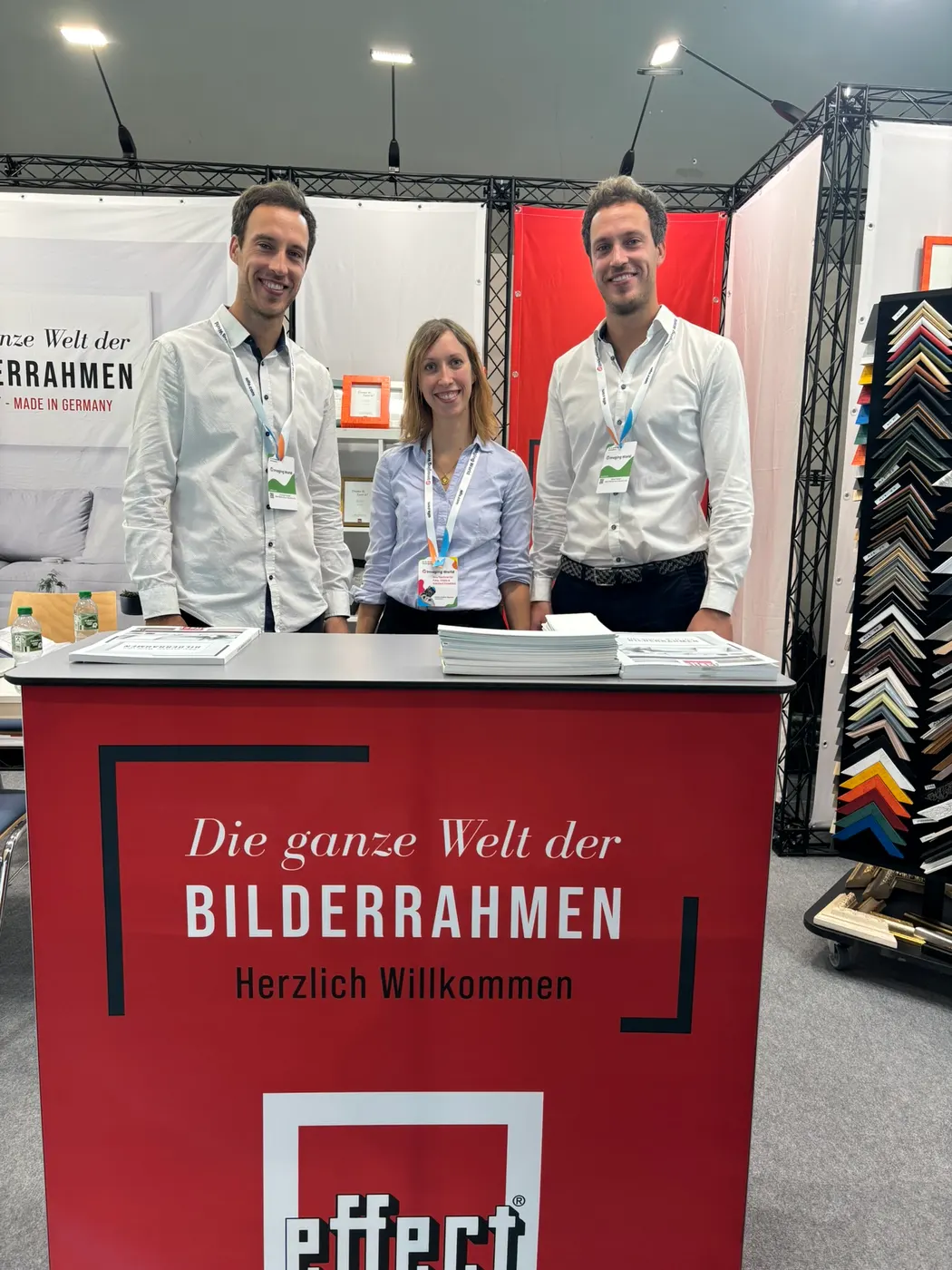 La dirección, Christoph Rudolph, Katja Klar y Marius Rudolph, en el stand