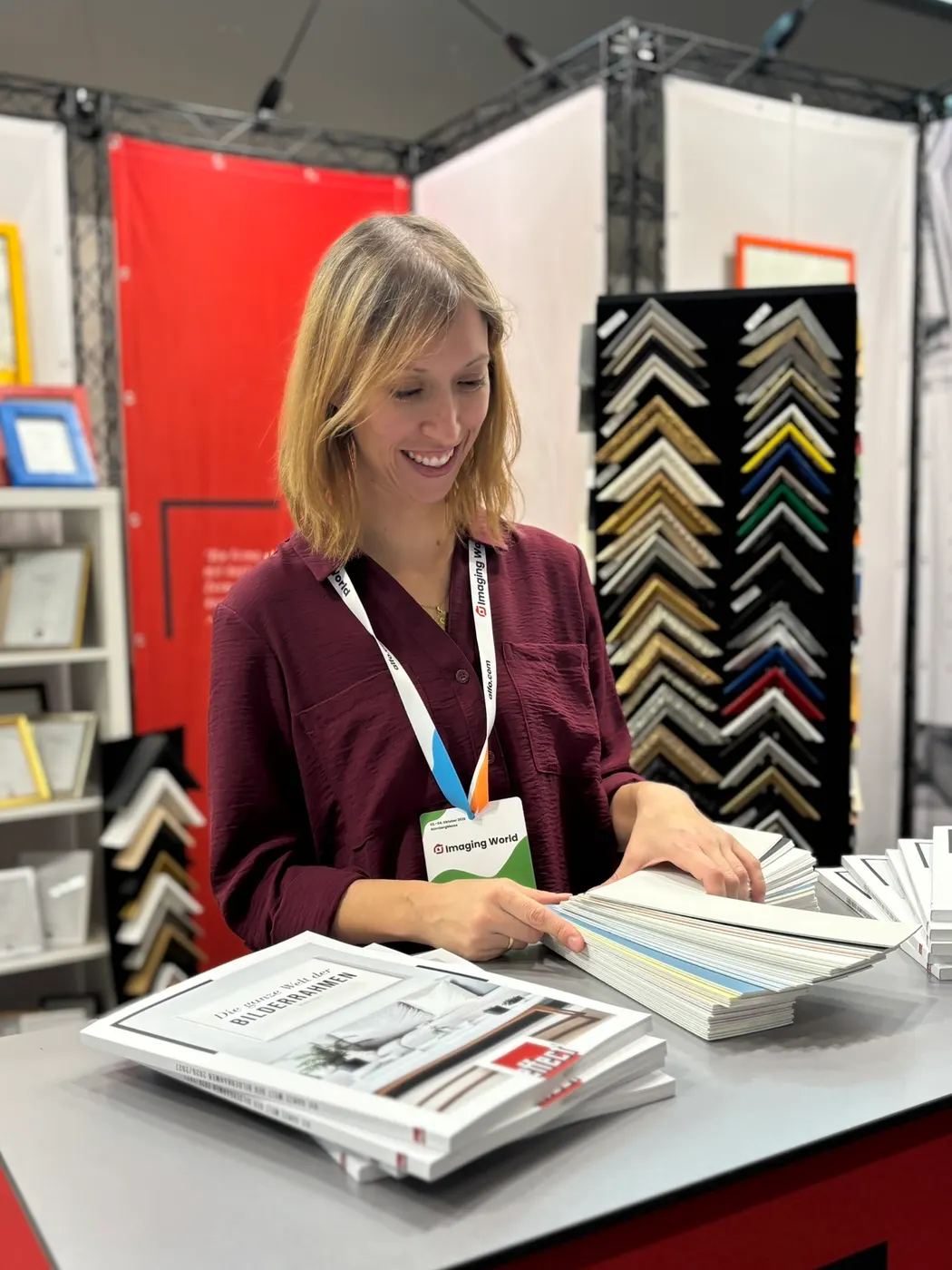 Katja Klar en el mostrador del stand con nuestro catálogo