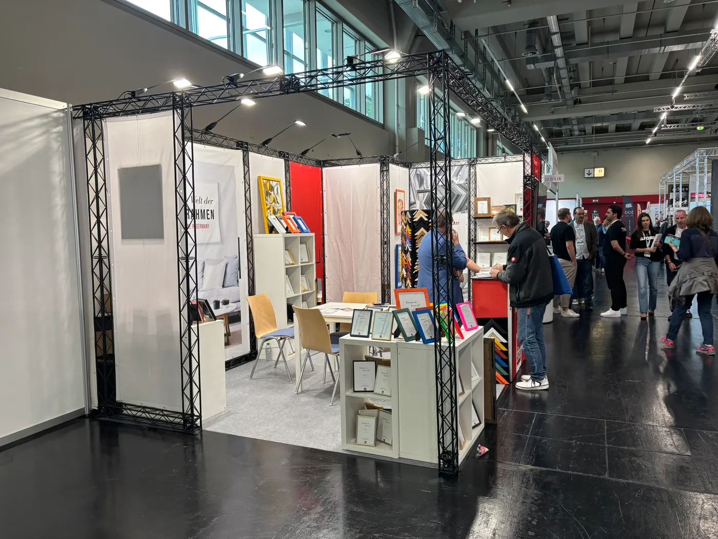 Vista de nuestro stand en el pabellón 12 de la NürnbergMesse con visitantes