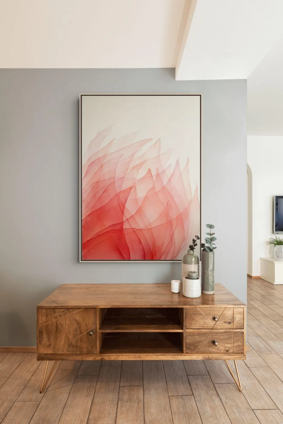 Obra enmarcada de Johanne Bossmann en tonos rojos transparentes sobre un aparador de madera