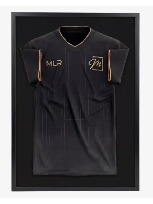 Marco para camisetas L en negro con una camiseta enmarcada