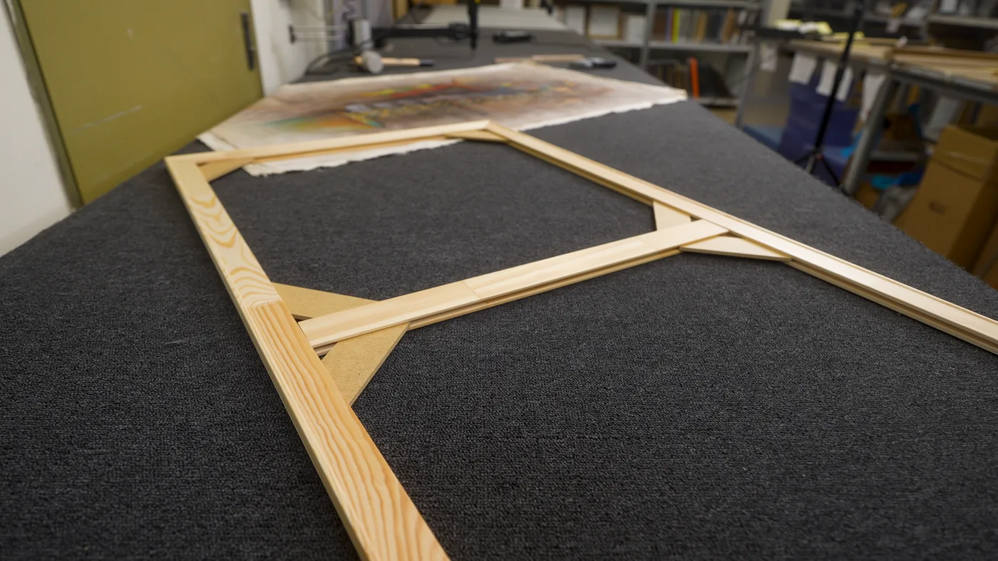 Bastidor completamente montado con travesaño central sobre la mesa de taller