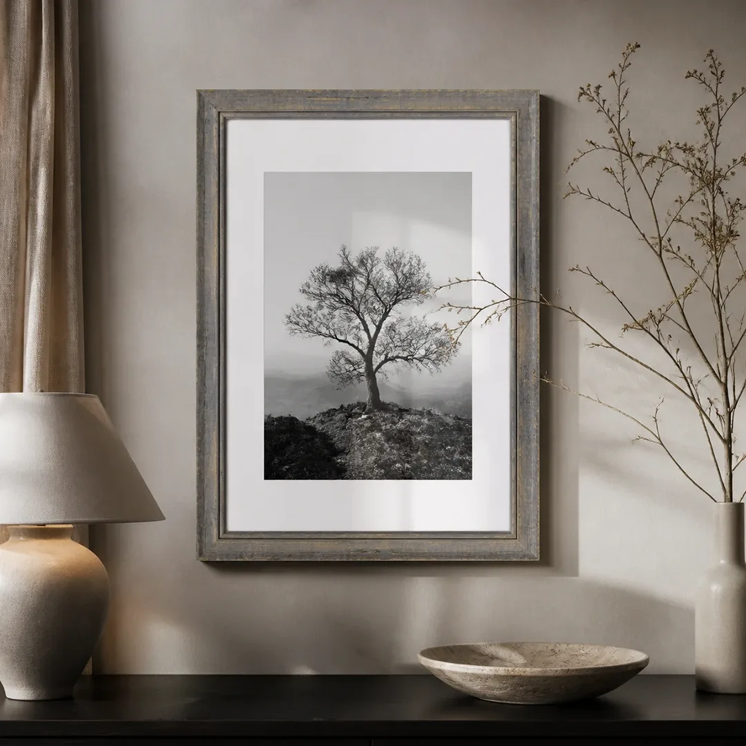 Marco vintage en gris con foto en blanco y negro de un árbol junto a una lámpara de mesa