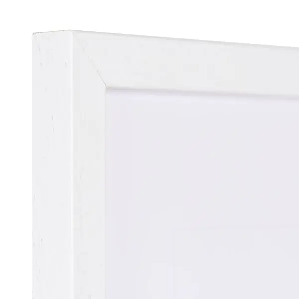 Vista de la esquina de un marco de madera blanco con estructura de madera visible y borde estrecho