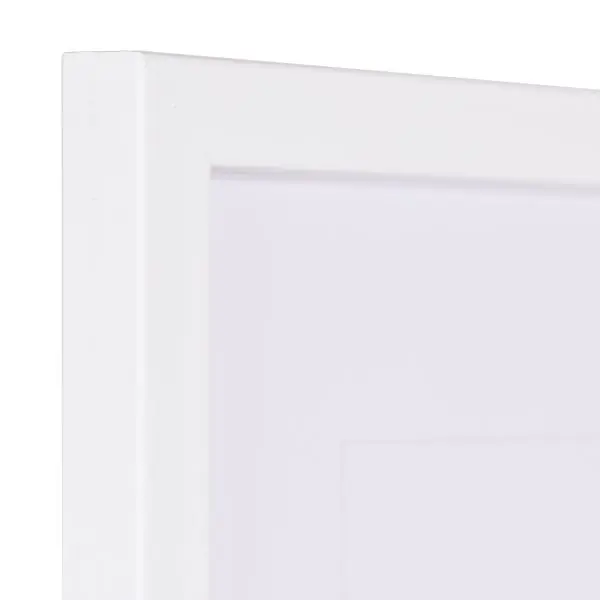 Vista de la esquina de un marco de fotos estrecho, lacado en blanco, con estructura de madera visible y superficie lisa.