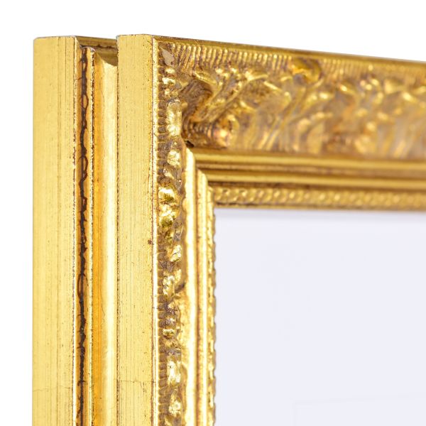 Vista de la esquina de un marco de madera de estilo barroco con finos ornamentos florales y un resplandor dorado brillante.