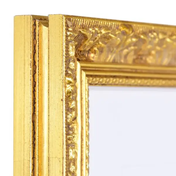 Vista de la esquina de un marco de madera de estilo barroco con finos ornamentos florales y un resplandor dorado brillante.