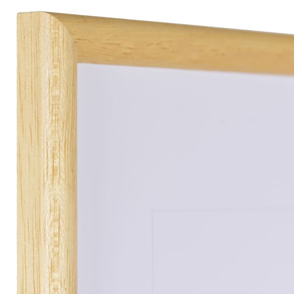 Vista de la esquina de un marco de madera clásico, de poro abierto, de color natural, con perfil semicircular estrecho.