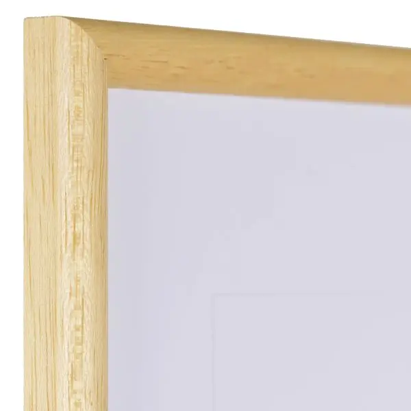 Vista de la esquina de un marco de madera clásico, de poro abierto, de color natural, con perfil semicircular estrecho.