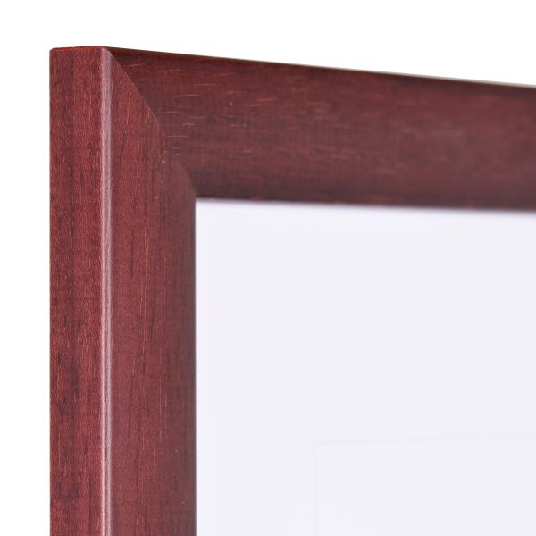 Vista de la esquina de un marco de madera rojo con bordes ligeramente redondeados