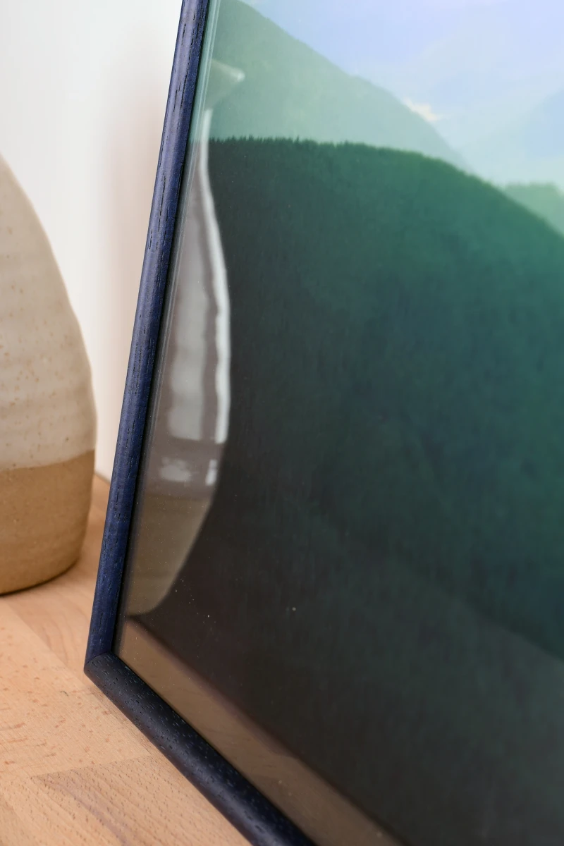 Marco de fotos de madera Ava en azul en un ambiente de hogar - Primer plano