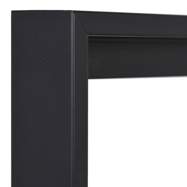 Vista de la esquina de un moderno y discreto marco de caja flotante en negro