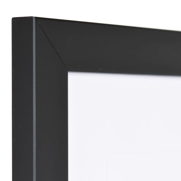 Vista de la esquina de un marco de fotos negro con estructura de madera visible, superficie lisa y perfil angular y sencillo