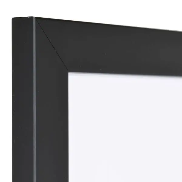 Vista de la esquina de un marco de fotos negro con estructura de madera visible, superficie lisa y perfil angular y sencillo
