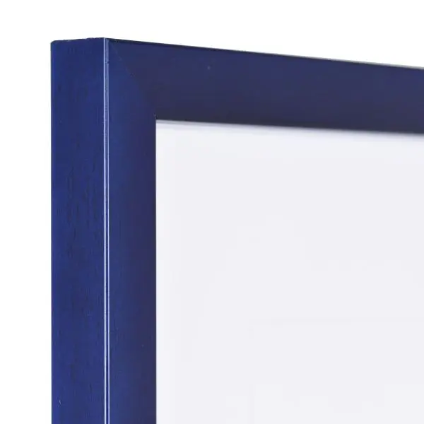 Vista de la esquina de un marco de fotos azul estrecho con estructura de madera visible y superficie lisa
