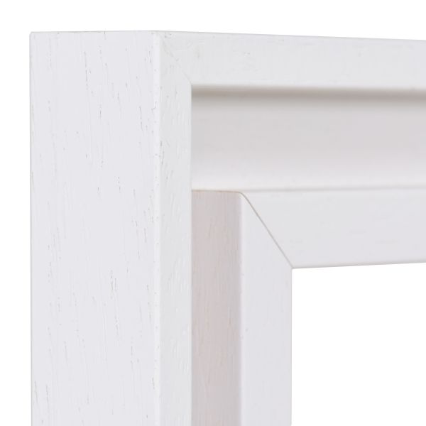 Vista de la esquina de un marco de madera sencillo en color blanco