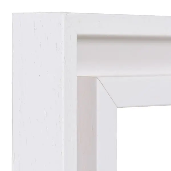 Vista de la esquina de un marco de madera sencillo en color blanco