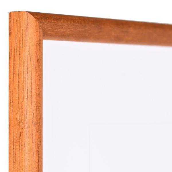 Vista de la esquina de un marco de madera clásico, de poro abierto, marrón, con perfil semicircular estrecho