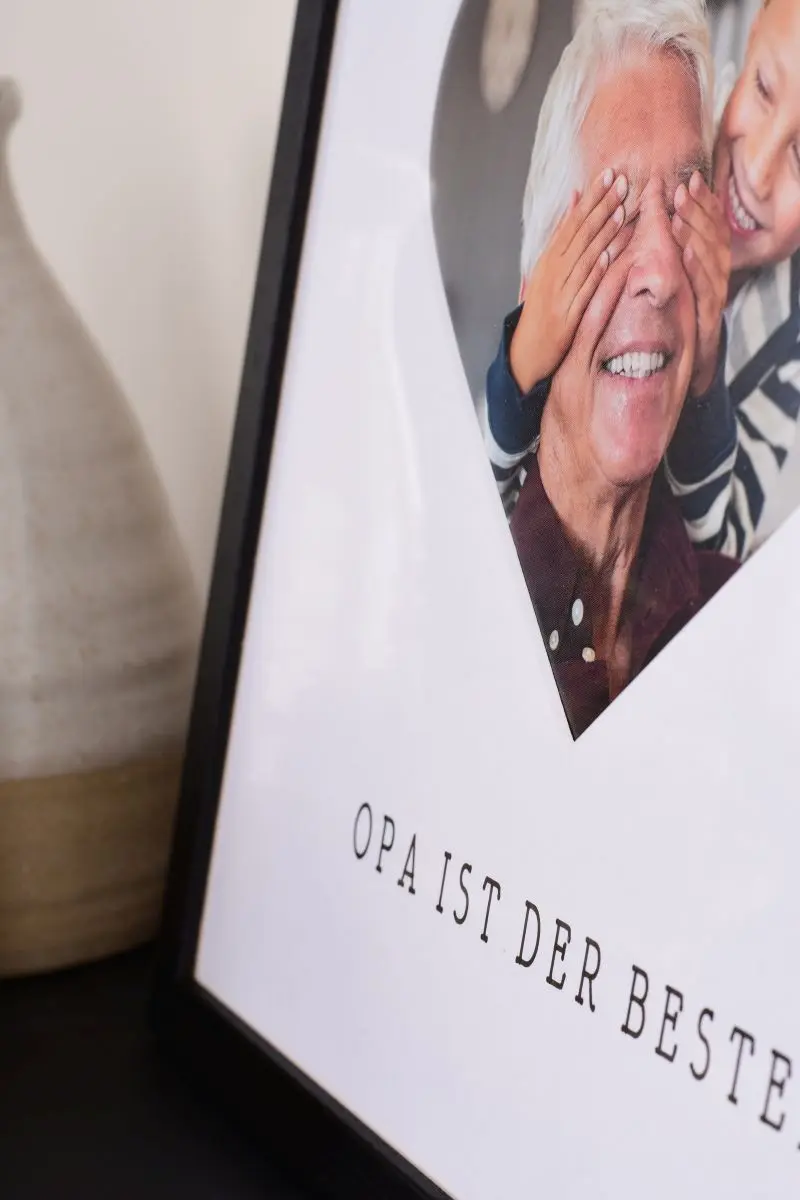 Primer plano de un marco de fotos de 30x30 en negro con recorte de corazón para el abuelo