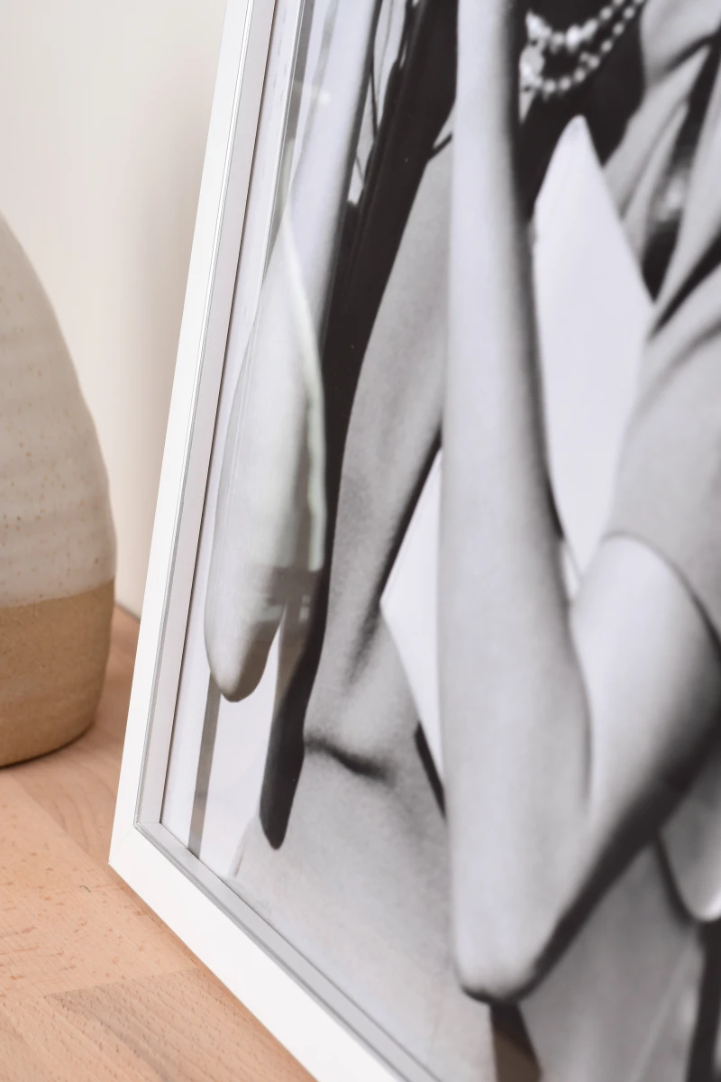 Marco de fotos de madera Mara en blanco en un ambiente de salón - Primer plano