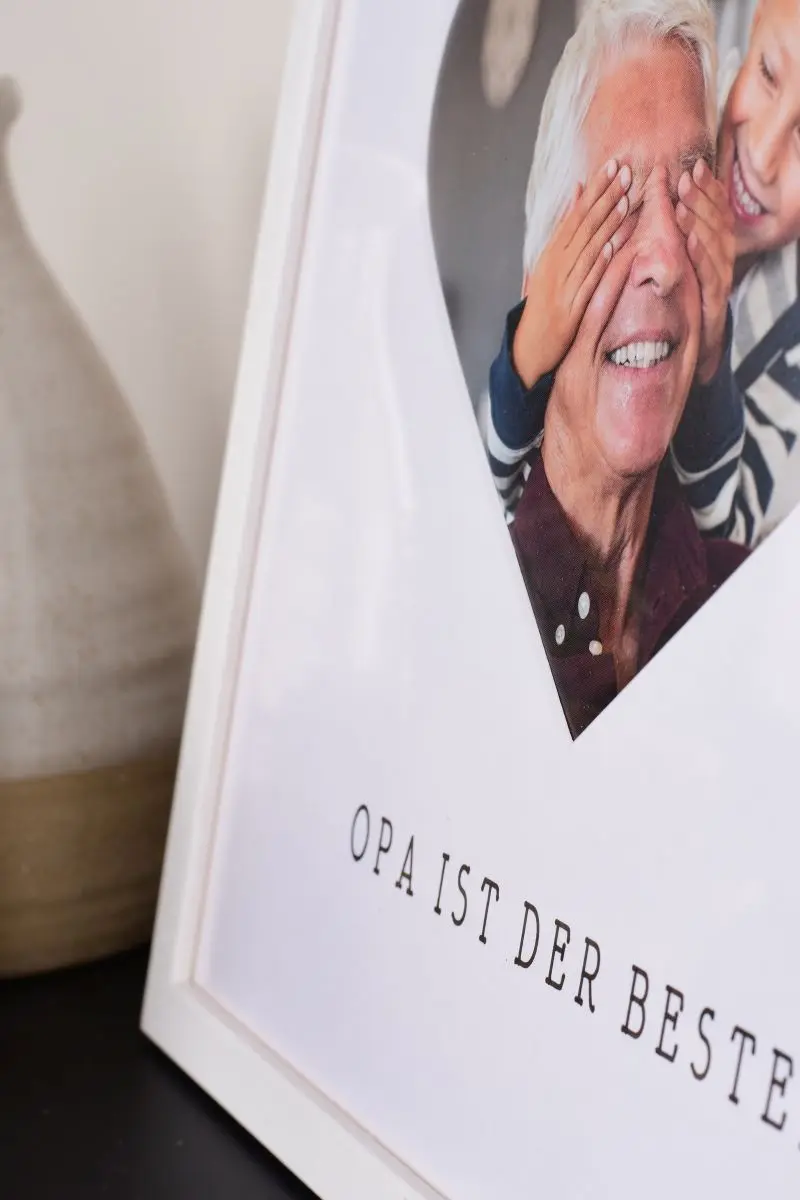 Primer plano de un marco de fotos 30x30 en blanco con paspartú de corazón para el abuelo.