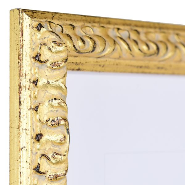 Vista de la esquina de un marco de madera barroco dorado, de diseño elaborado, con ornamentación floral