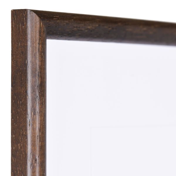 Vista de la esquina de un marco de madera clásico de poro abierto en color Wengué con perfil semicircular estrecho