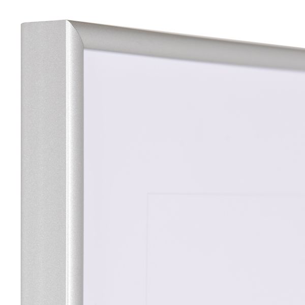 Vista de la esquina de un marco de plástico estrecho de aspecto de aluminio con perfil semirredondo