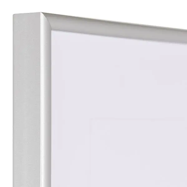 Vista de la esquina de un marco de plástico estrecho de aspecto de aluminio con perfil semirredondo