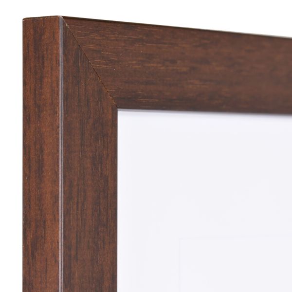Vista de la esquina de un marco de fotos marrón con estructura de madera visible, superficie lisa y perfil angular y sencillo.
