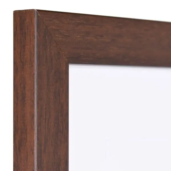 Vista de la esquina de un marco de fotos marrón con estructura de madera visible, superficie lisa y perfil angular y sencillo.