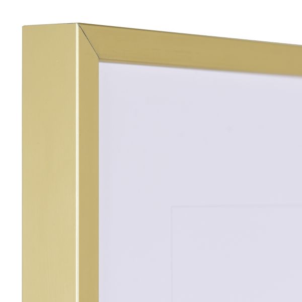 Vista de la esquina de un marco de aluminio dorado anodizado mate