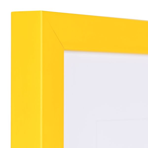 Vista de la esquina de un marco de fotos amarillo con superficie cerrada y lisa y perfil cúbico
