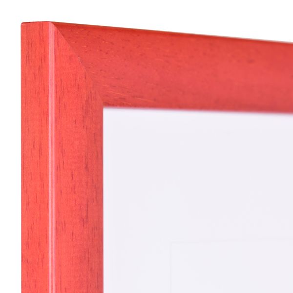 Vista de la esquina de un marco de madera color salmón con bordes ligeramente redondeados