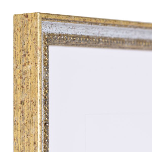 Vista de la esquina de un marco de madera clásico y antiguo en color blanco con borde perlado