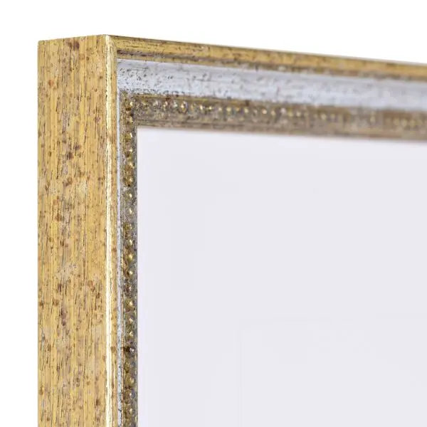 Vista de la esquina de un marco de madera clásico y antiguo en color blanco con borde perlado