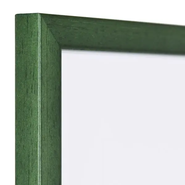 Vista de la esquina de un marco de fotos estrecho, verde abeto, con estructura de madera visible y superficie lisa