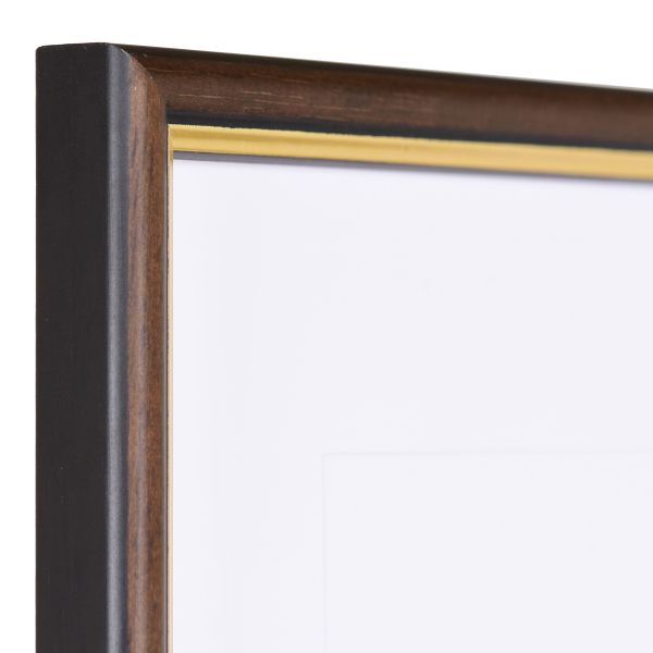 Vista de la esquina de un marco de fotos marrón con borde dorado interior