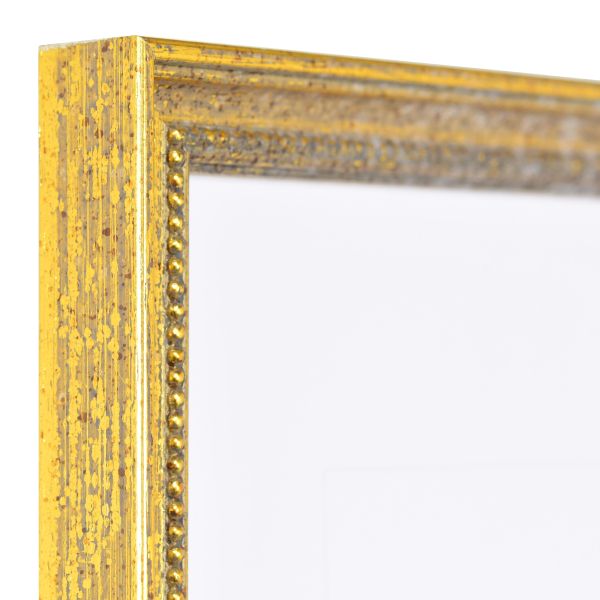 Vista de la esquina de un marco de madera clásico y antiguo en color oro viejo con borde perlado