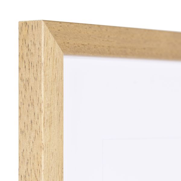 Vista de la esquina de un marco de madera color roble con estructura de madera visible y borde estrecho.