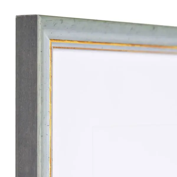 Vista de la esquina de un marco de madera vintage azul con superficie ligeramente rugosa y borde decorativo dorado