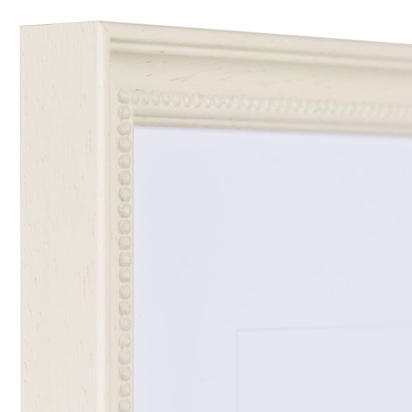 Vista de la esquina de un marco de fotos de madera blanco