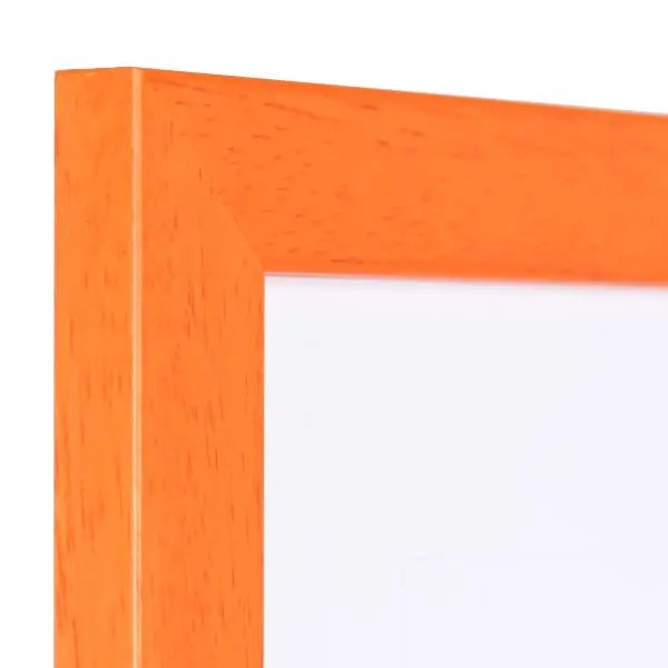 Vista de la esquina de un marco de fotos naranja con estructura de madera visible, superficie lisa y perfil angular y sencillo.