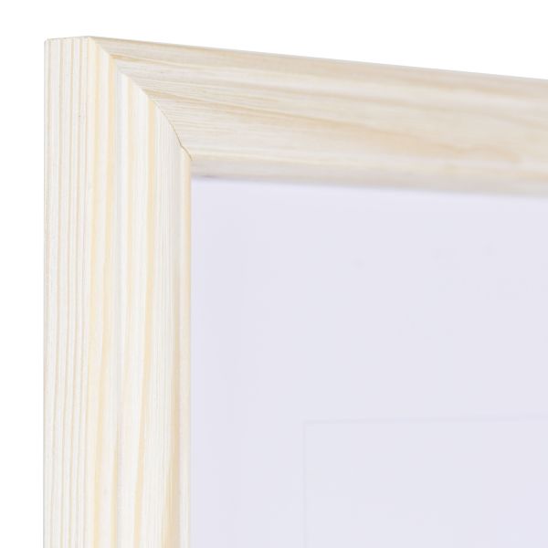 Vista de la esquina de un marco de madera blanco pastel, de estilo rústico, con una curvatura aplanada y un relieve elevado.