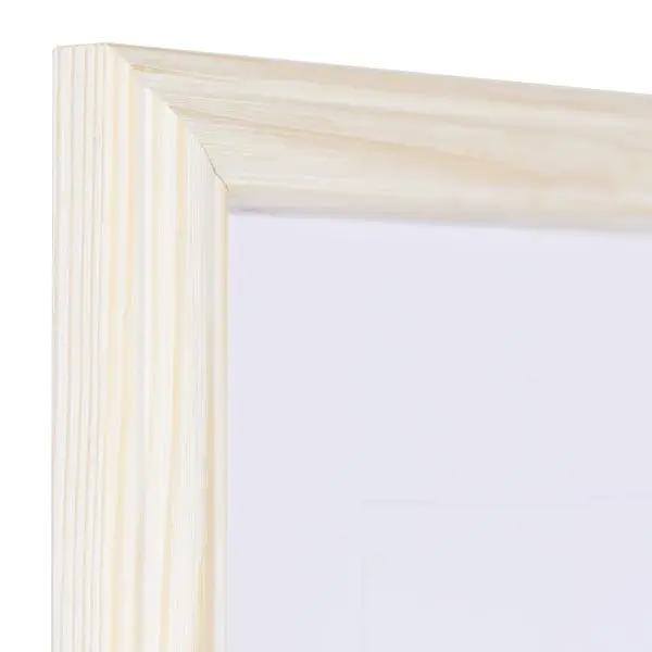 Vista de la esquina de un marco de madera blanco pastel, de estilo rústico, con una curvatura aplanada y un relieve elevado.