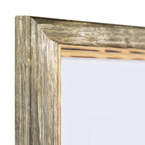 Vista de la esquina de un marco de madera marrón con un perfil de madera maciza sutilmente curvado y un borde interior acentuado de estilo rústico