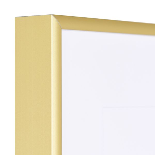 Vista de la esquina de un marco de aluminio dorado, de gran estabilidad, con sistema de conexión de esquinas patentado.