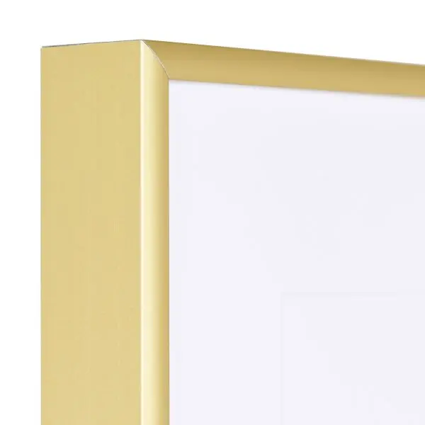 Vista de la esquina de un marco de aluminio dorado, de gran estabilidad, con sistema de conexión de esquinas patentado.