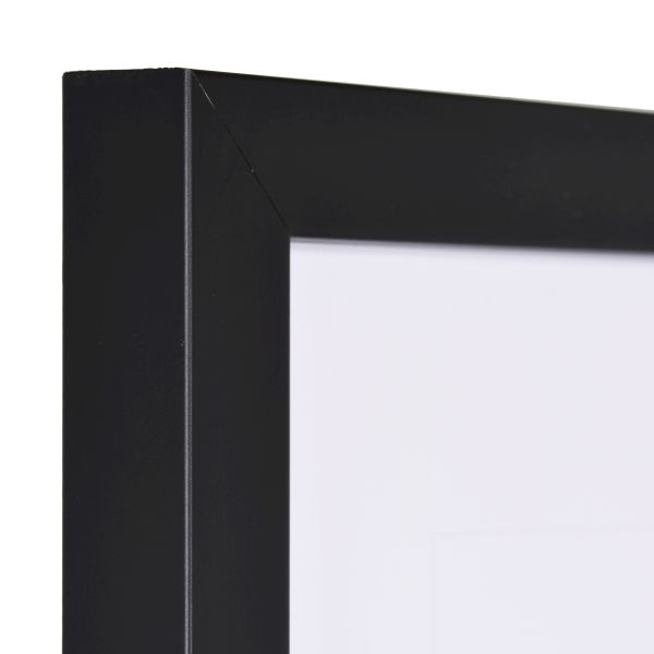 Vista de la esquina de un marco de fotos negro con superficie cerrada y lisa y perfil cúbico